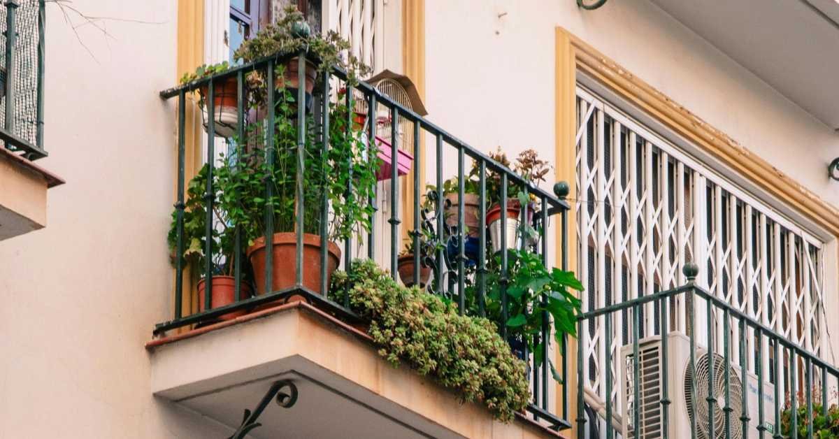 . Mixed-Purpose Balcony Layout