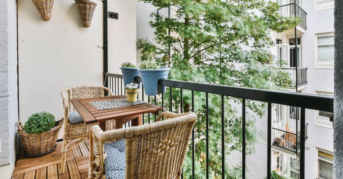 Café-Style Balcony